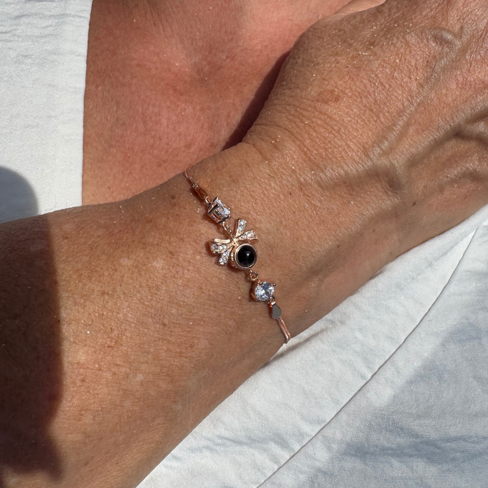 Bracelet personnalisé photo or rose porté par une femme