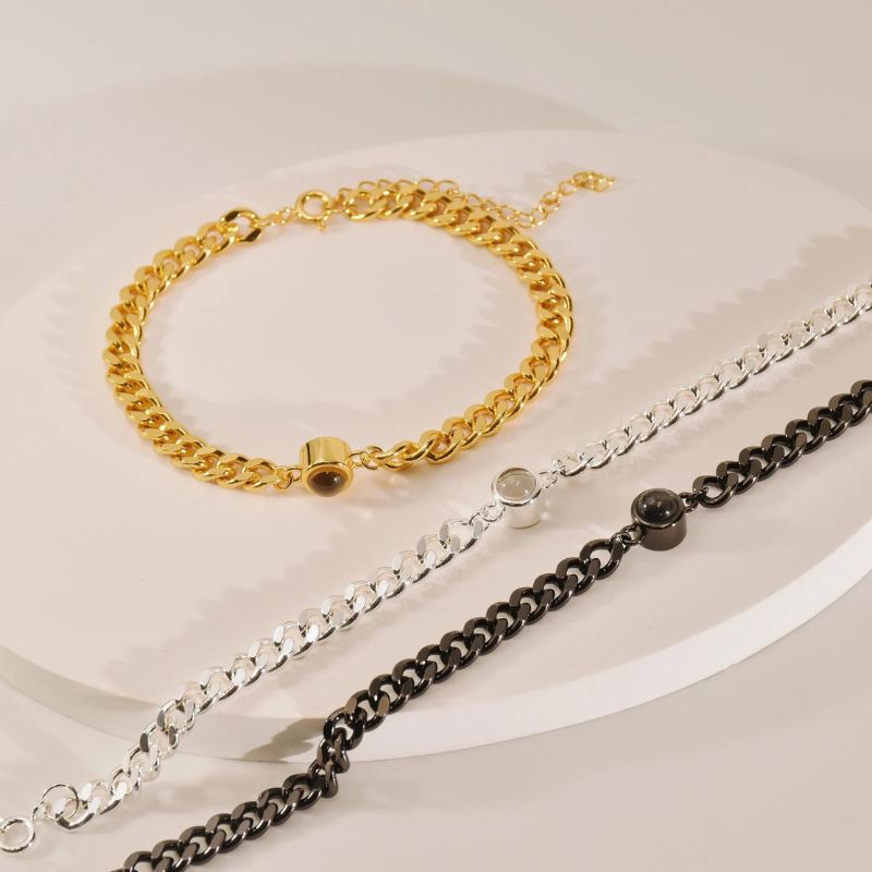 Bracelet photo personnalisé pour homme sur fond blanc