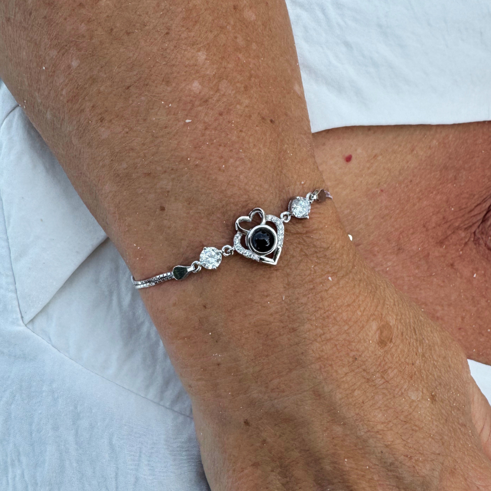 bracelet photo argent porté par une femme