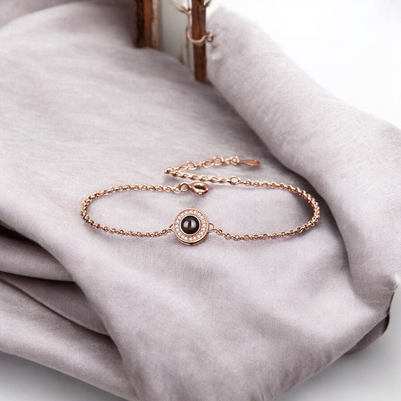 bracelet projection photo or rose posé sur tissu elydia