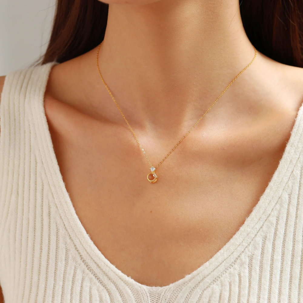 collier femme porté avec perle de projection photo