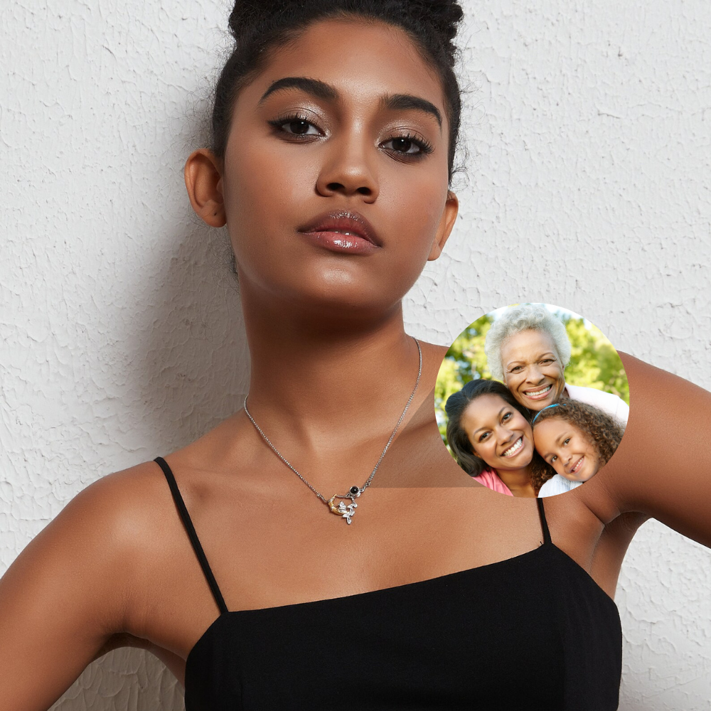 collier lune personnalisé projection photo femme