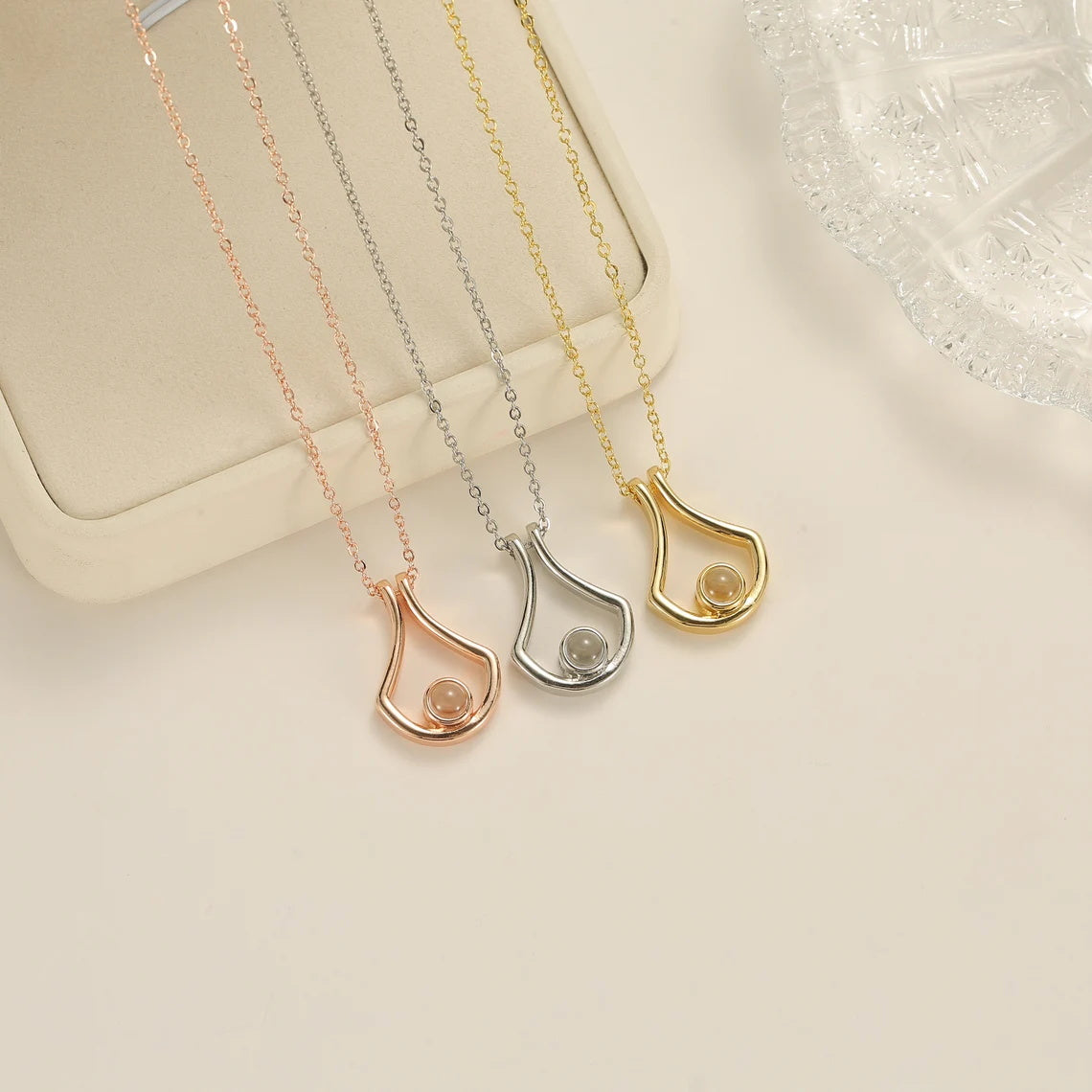 collier projection photo femme elydia bijoux