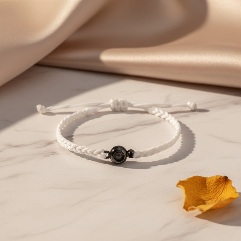 Bracelet Eden cordon blanc perle noire de projection photo