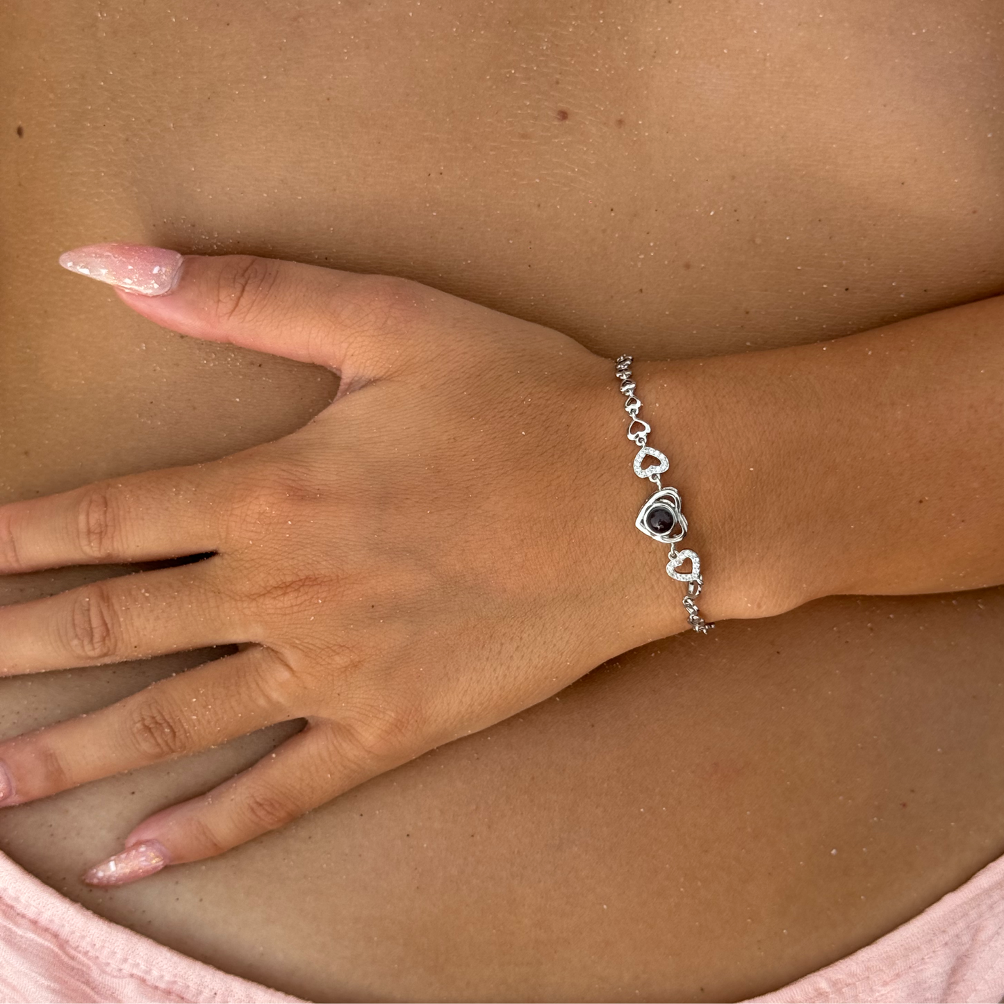 Bracelet Photo Personnalisé Lilia portée par une femme bronzée