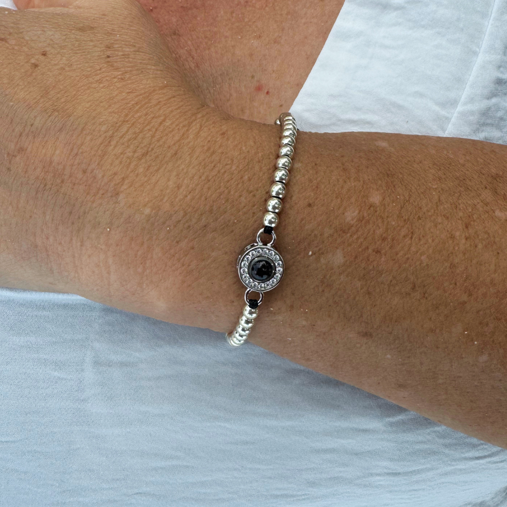 Bracelet corde et perle argent porté par une femme avec projection photo 