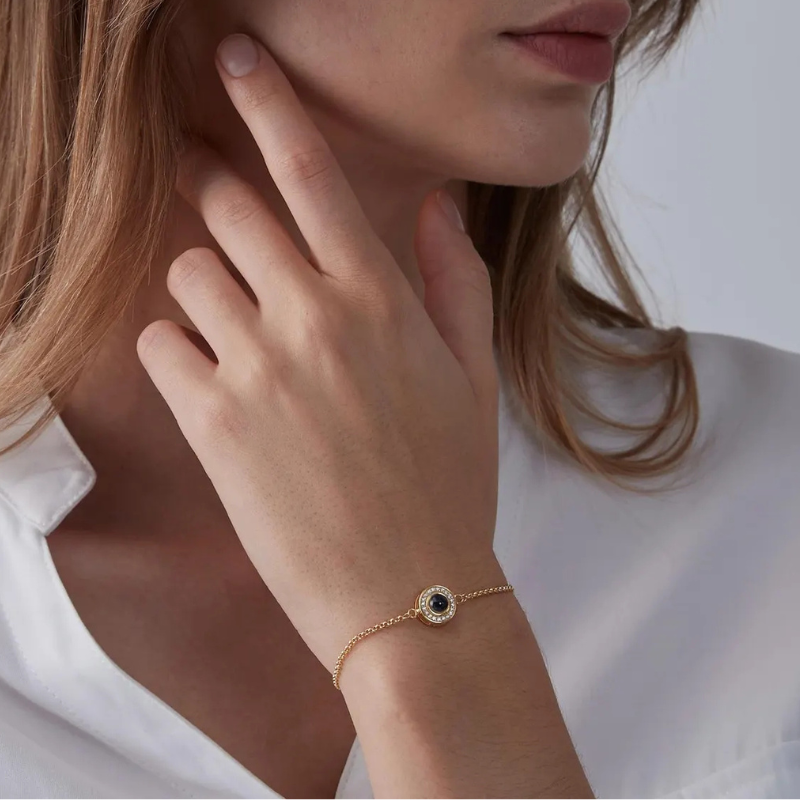 Bracelet photo personnalisé avec perle de projection estelle porté par une femme