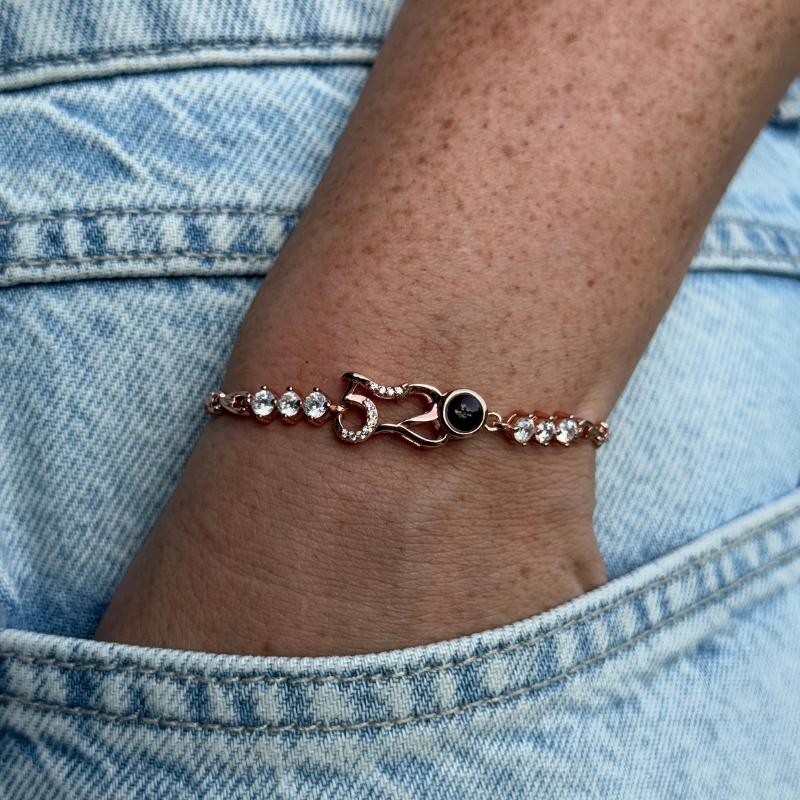 Bracelet photo personnalisé en argent pour femme porté par une femme en jean
