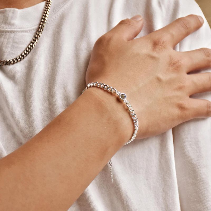 Bracelet photo personnalisé en argent pour homme porté