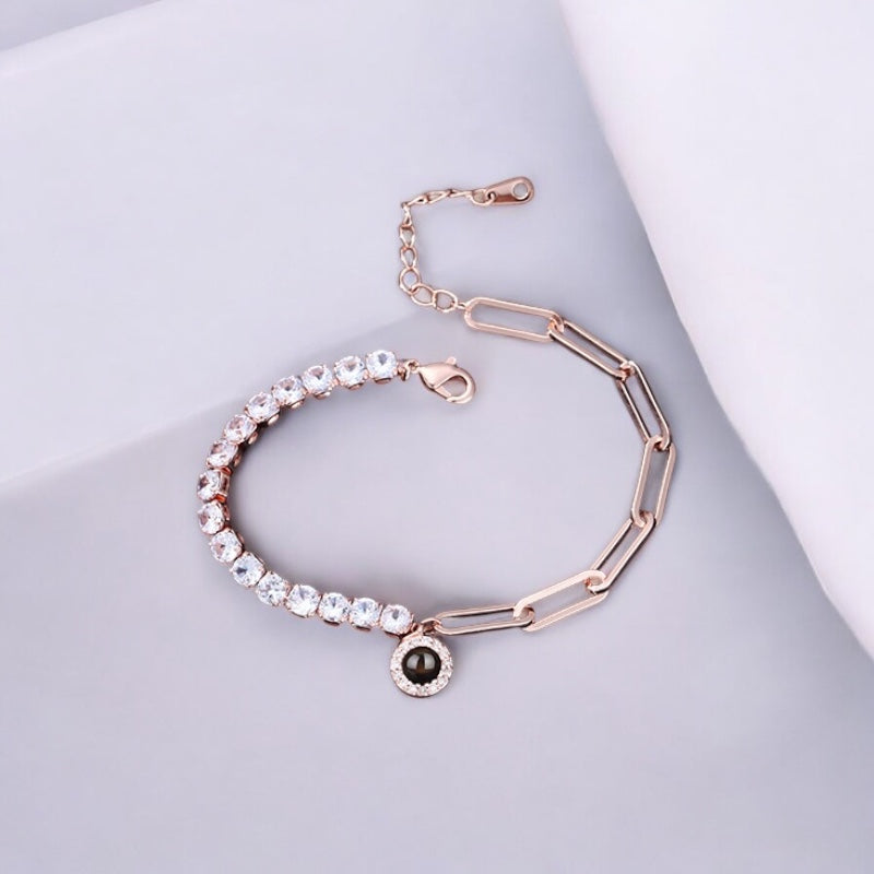 Bracelet photo personnalisé or rose posé sur fond blanc laura