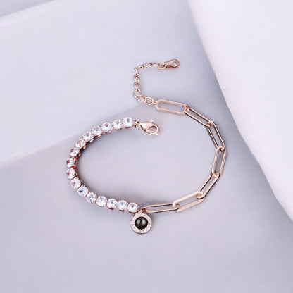 Bracelet photo personnalisé or rose posé sur fond blanc laura