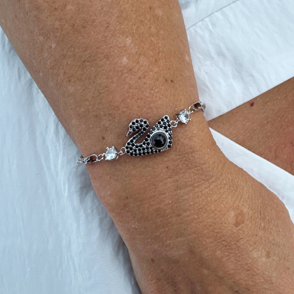 Bracelet photo personnalisée par projection argent porté femme