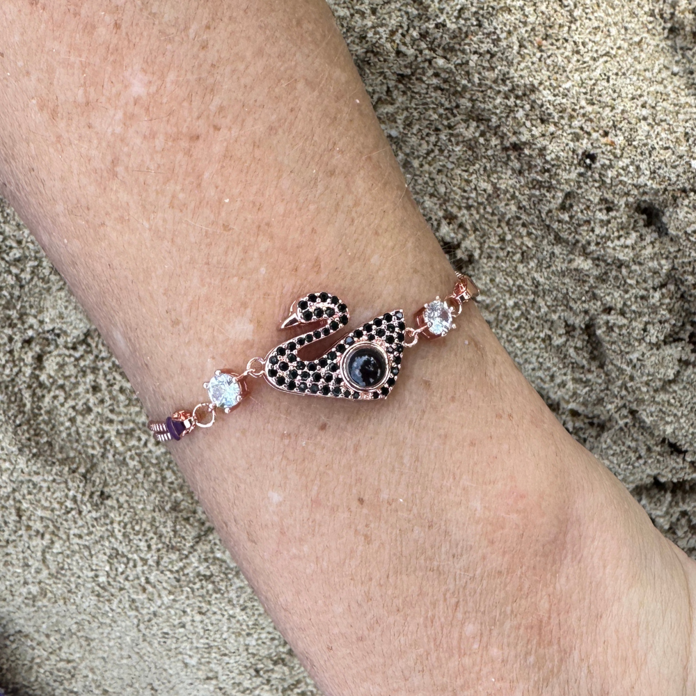 Bracelet photo personnalisée pour femme en or rose porté