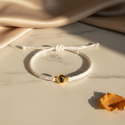 Bracelet projection photo Eden cordon blanc perle doree sur fond