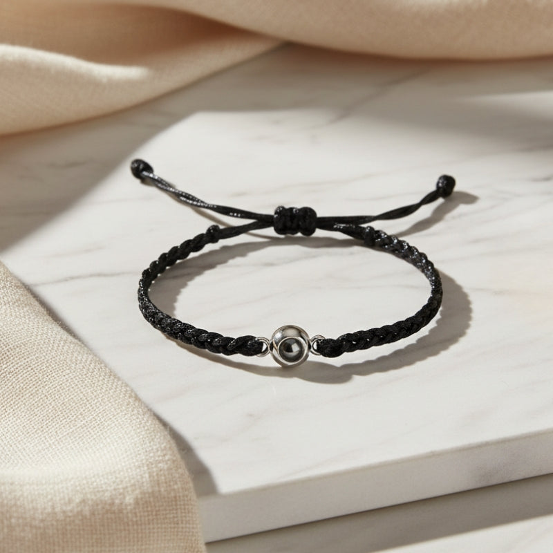 Bracelet projection photo Eden cordon noir sur marbre blanc