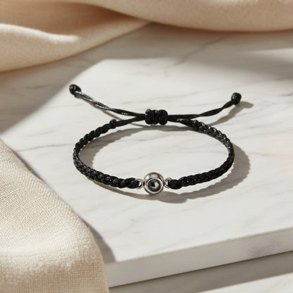 Bracelet projection photo Eden cordon noir sur marbre blanc