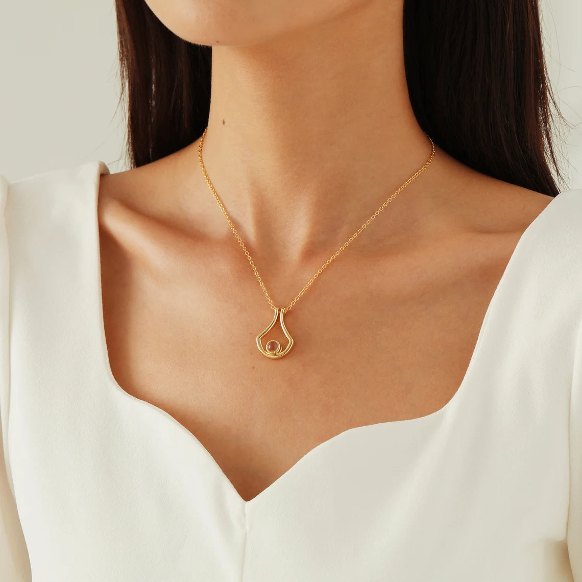 Collier photo athéna porté par une femme