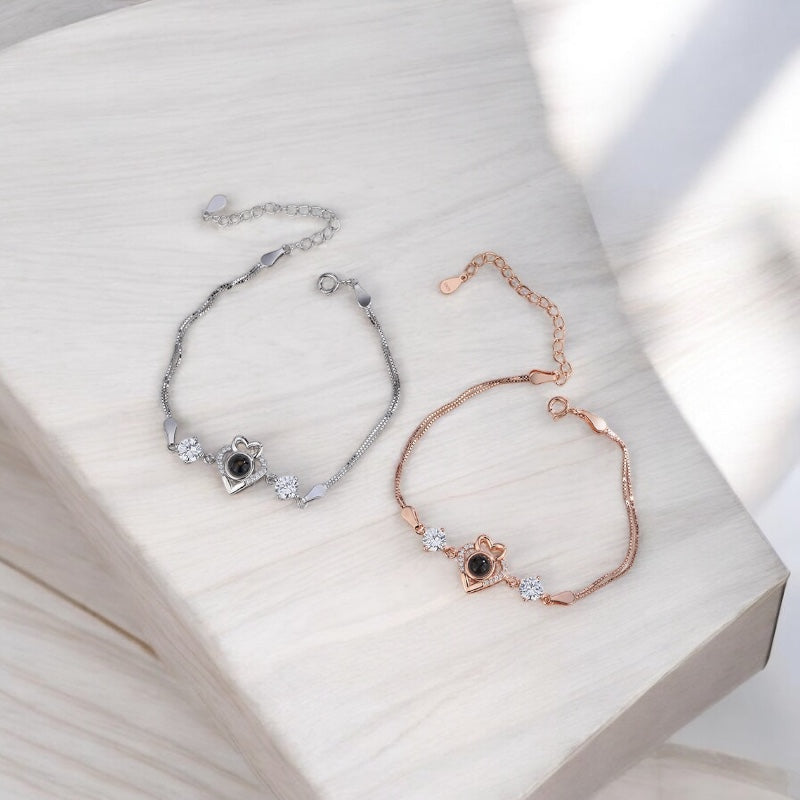 bracelet argent et or rose photo personnalisé sur une table