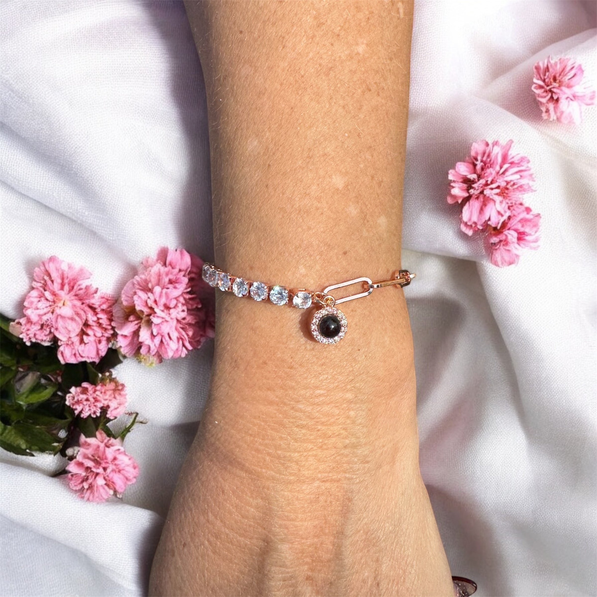 bracelet avec photo dedans or rose porté sur fond blanc