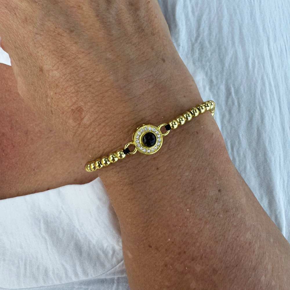 bracelet or photo personnalisé porté par une femme flora