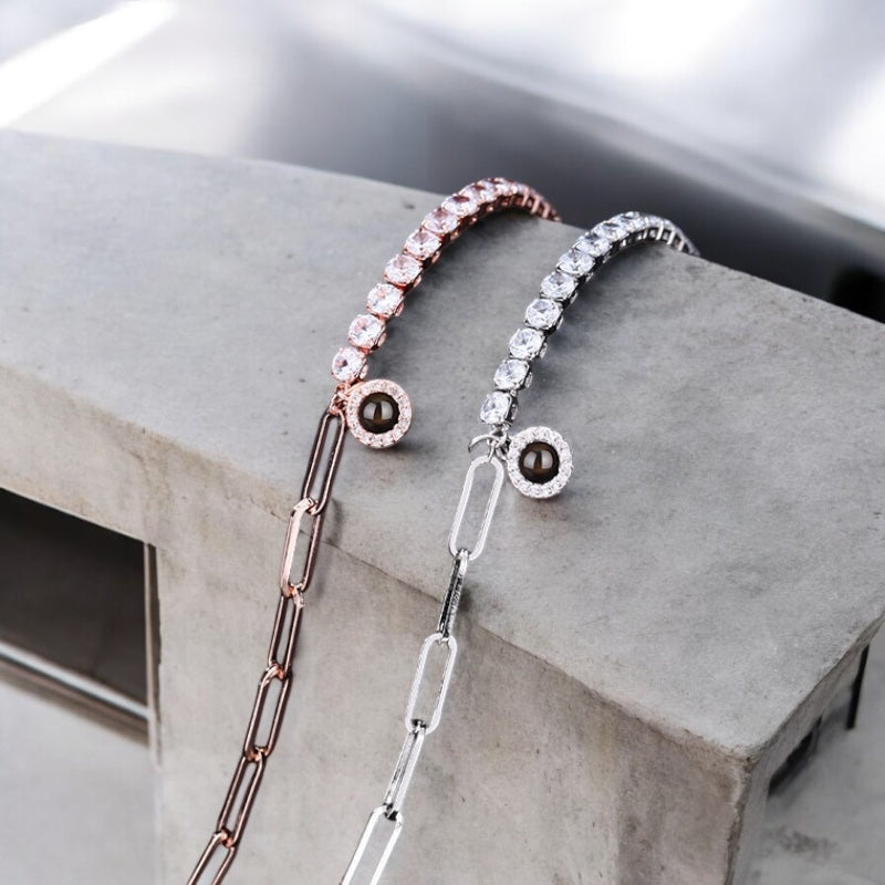 bracelet or rose et argent avec photo à l'intérieur sur présentoir
