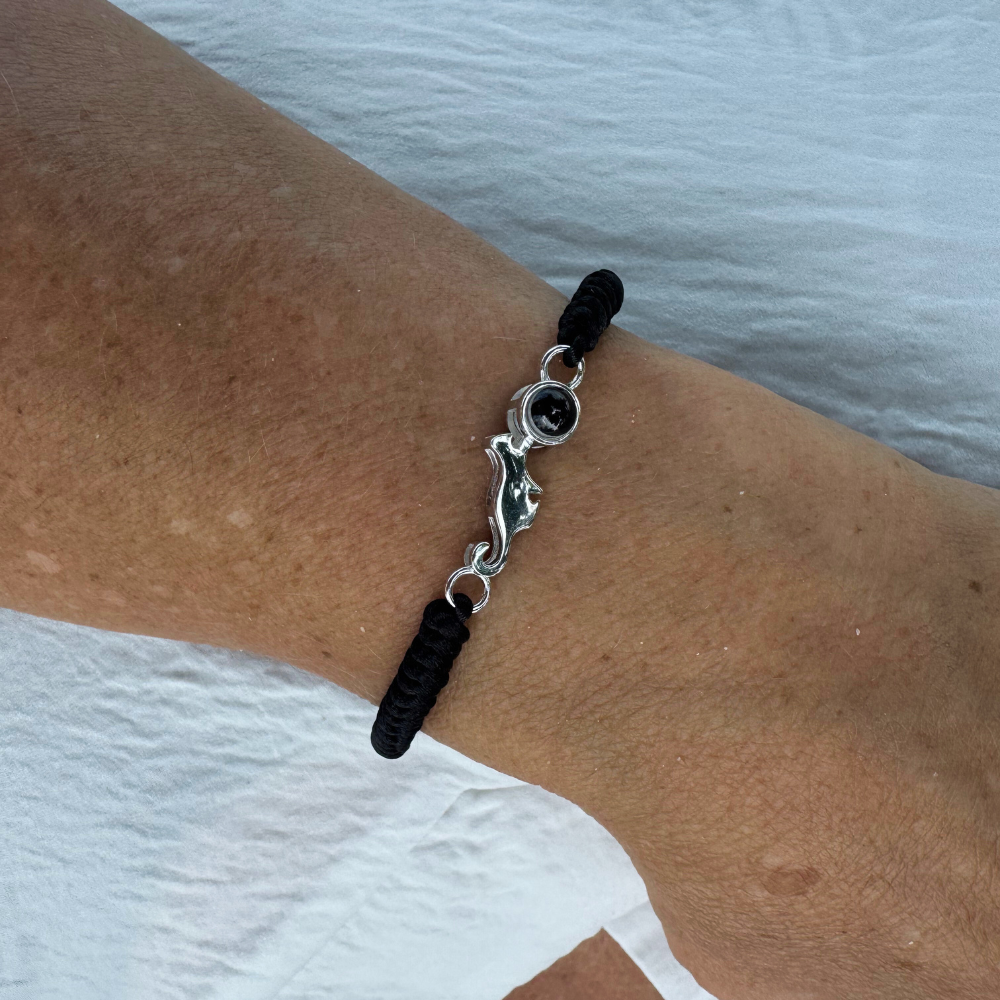 bracelet photo en argent 925 et corde noir porté femme
