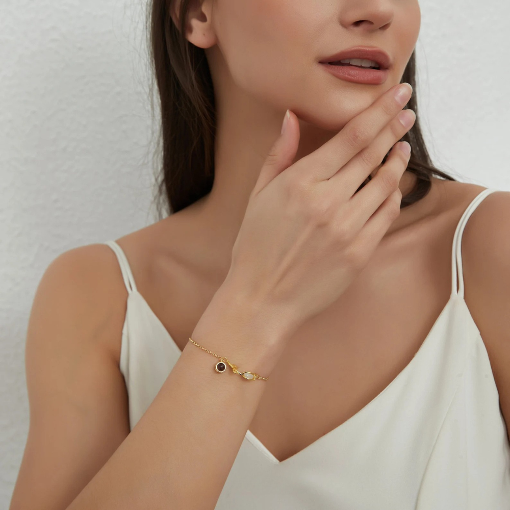 bracelet photo en or porté femme 