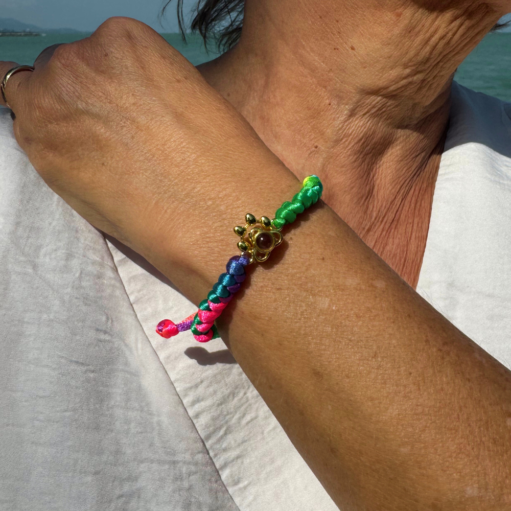 bracelet photo personnalisé en or porté par une femme