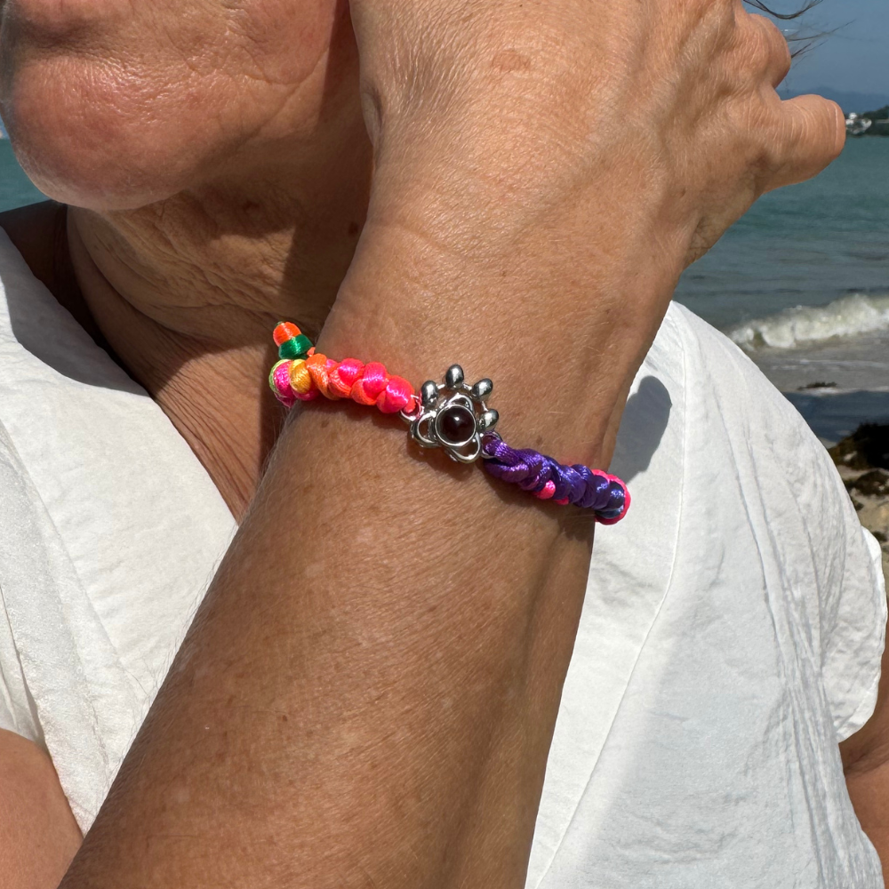 bracelet photo porté par une femme avec patte d'animal