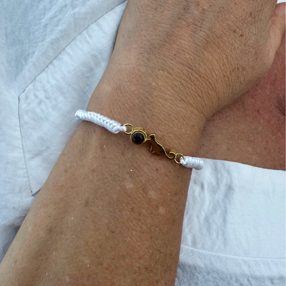 bracelet projection photo en argent porté par une femme 