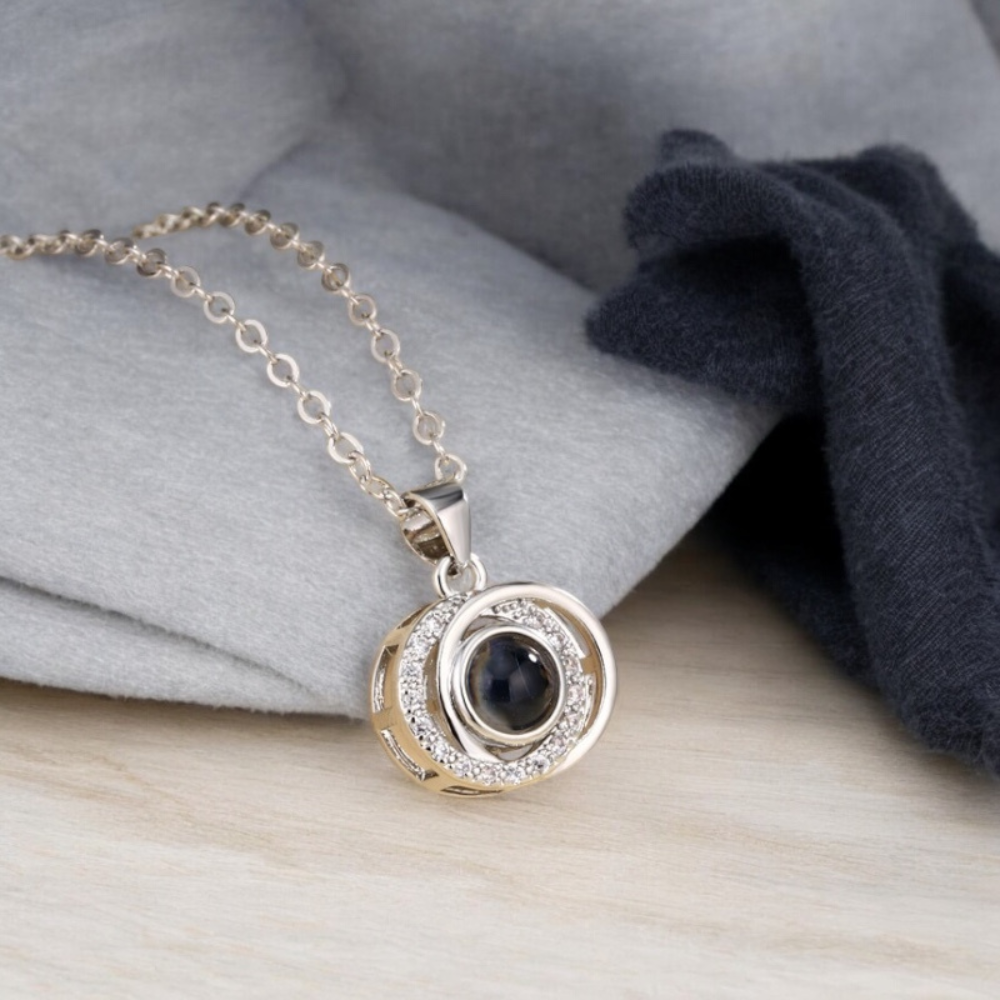 collier argent photo à l'intérieur