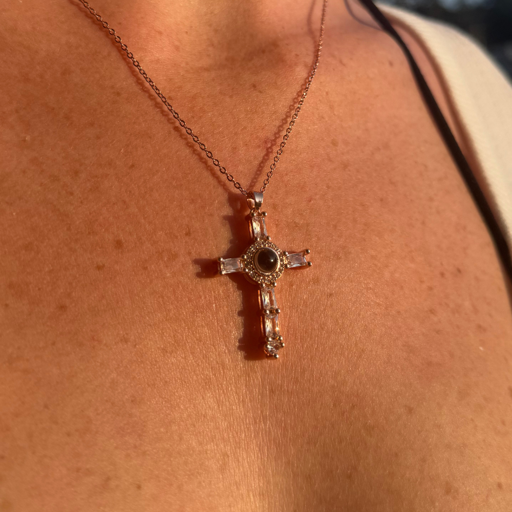 collier croix photo personnalisé or rose porté