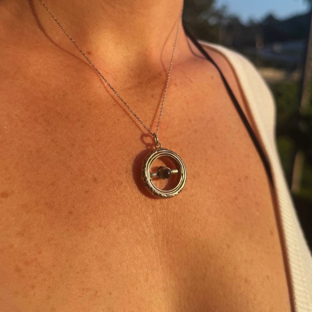collier en argent pour femme projection photo porté