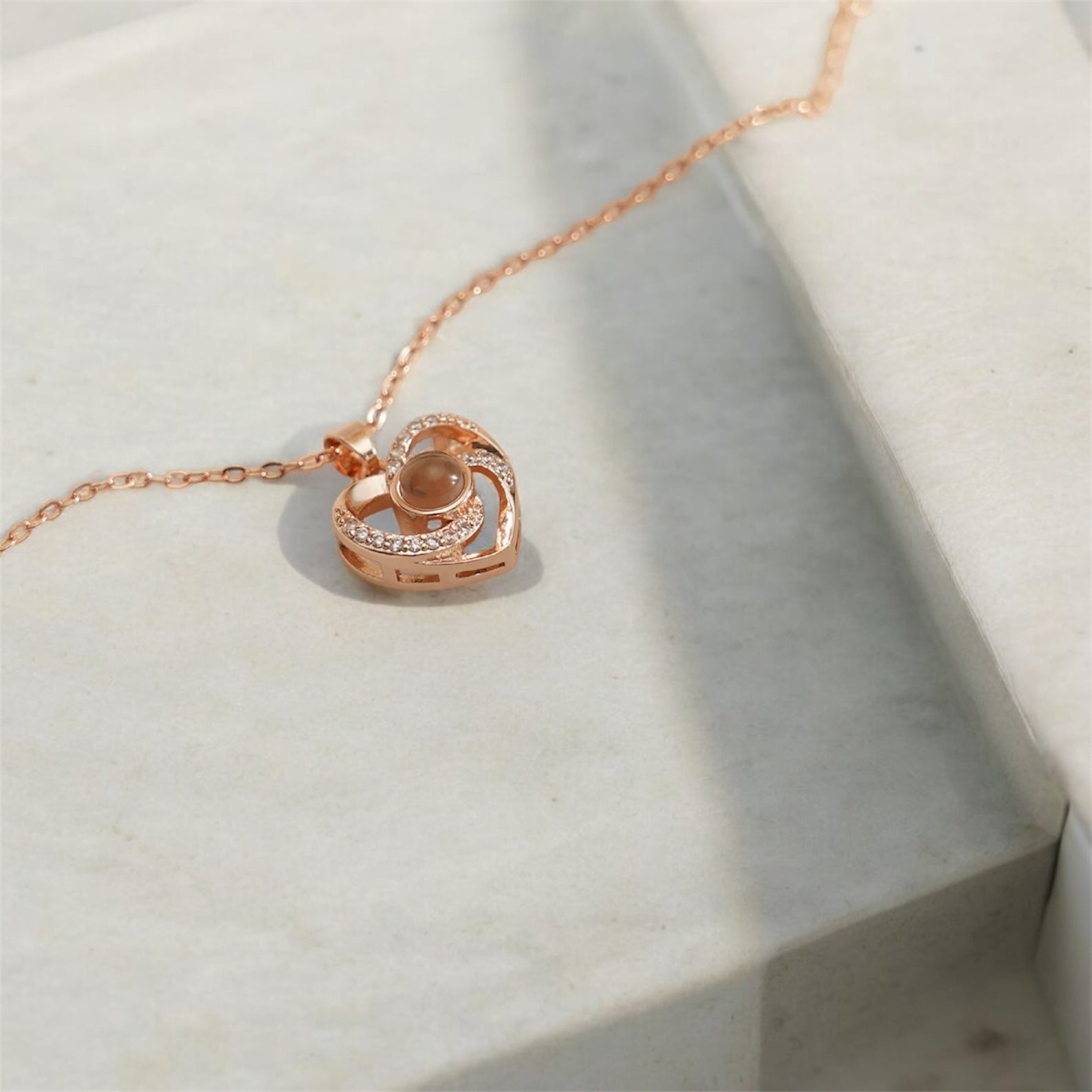 collier femme or rose perle photo projection