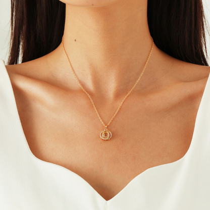 collier perle photo avec projection personnalisé or porté par une femme