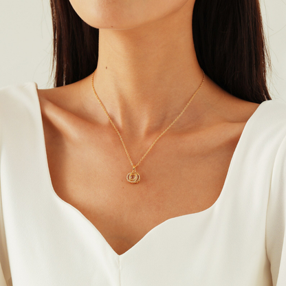 collier perle photo or rose porté