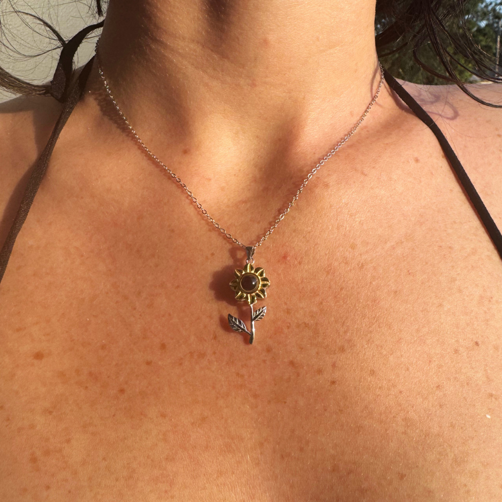 collier photo fleur personnalisé jasmine porté femme en argent