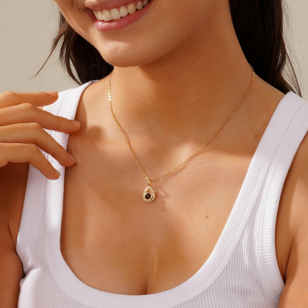 collier porté femme or projection photo